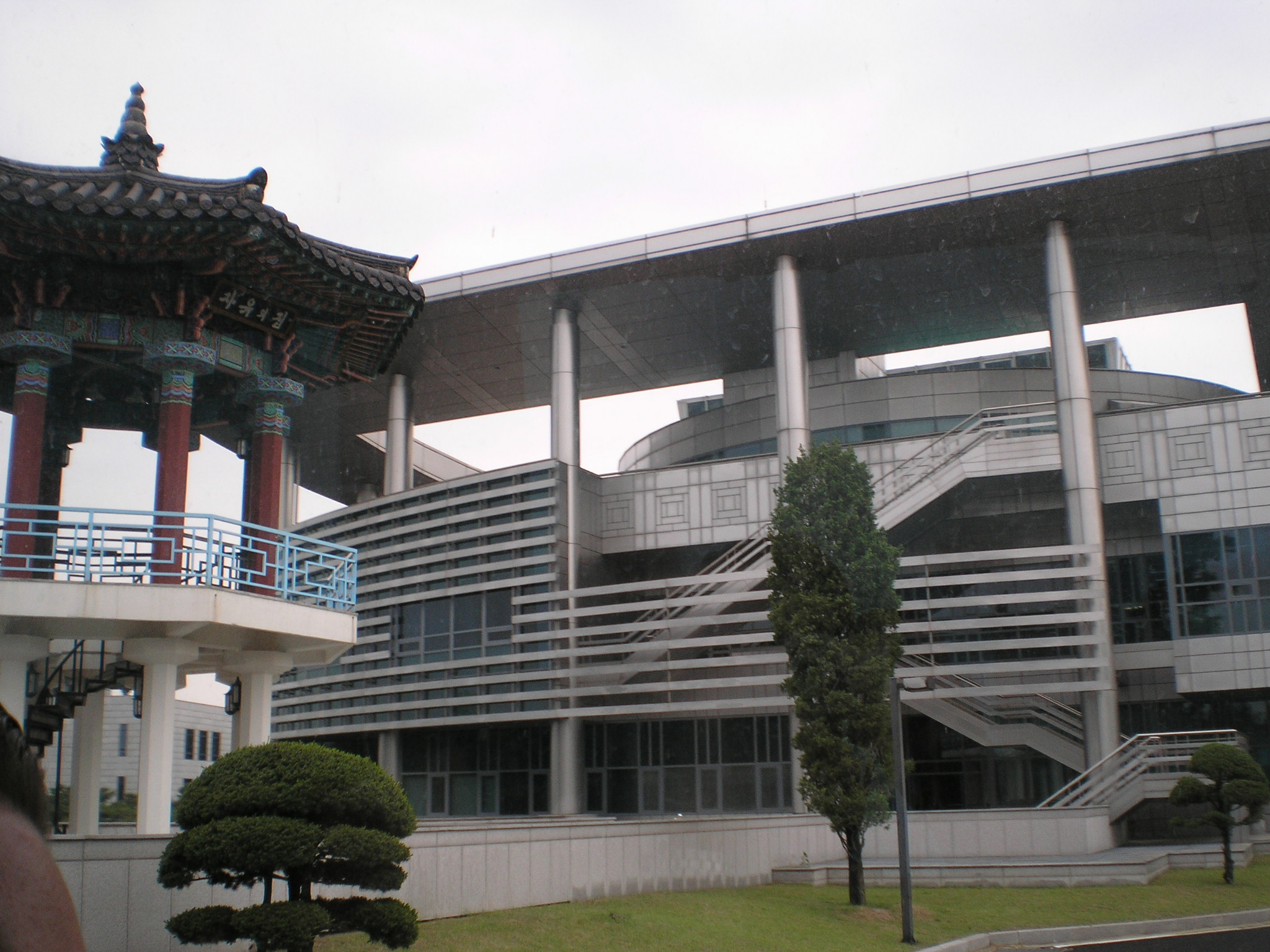 DMZ_-_Freedom_Building_from_side.jpg