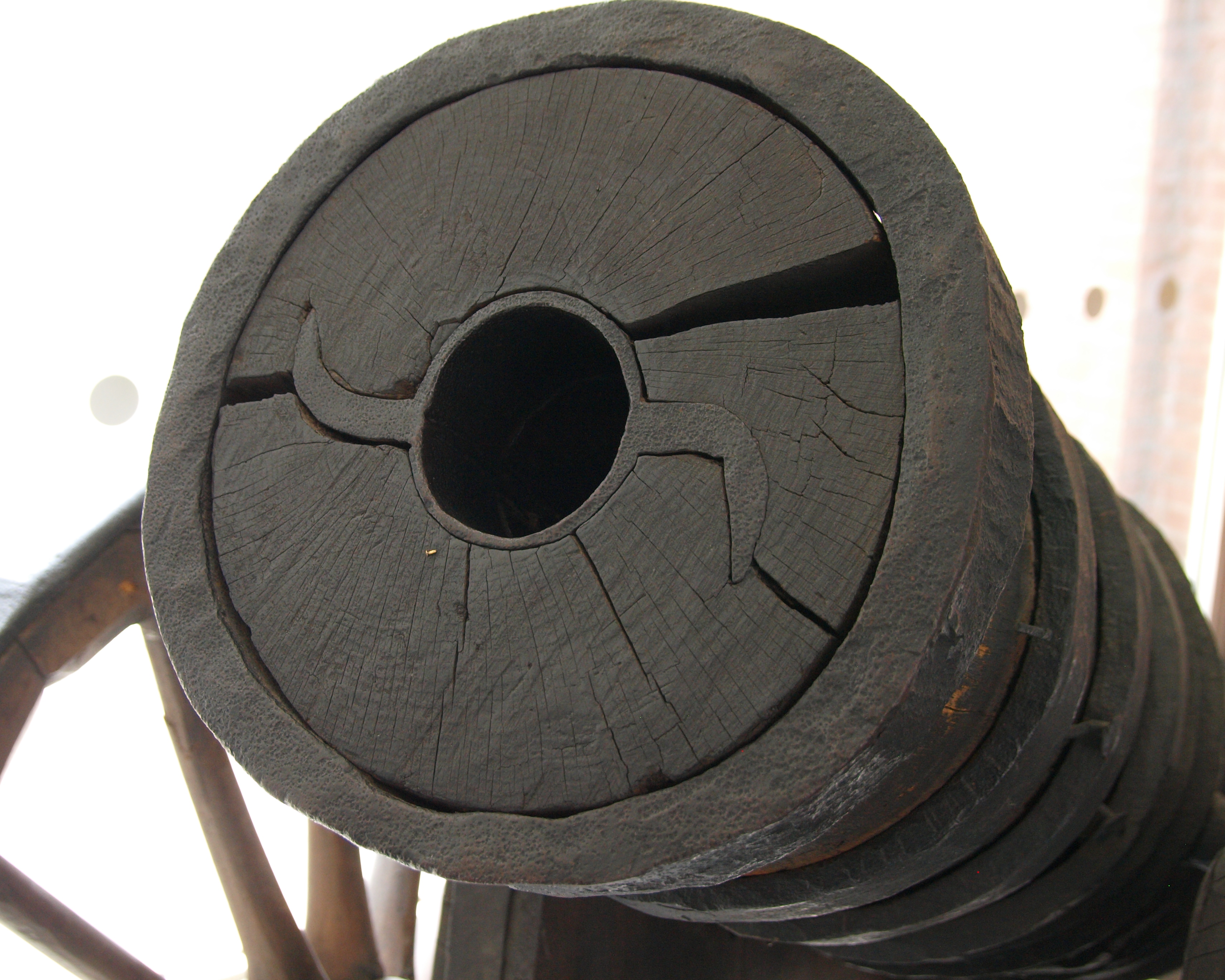 Wooden_Cannon_muzzle_GNM_W622.jpg