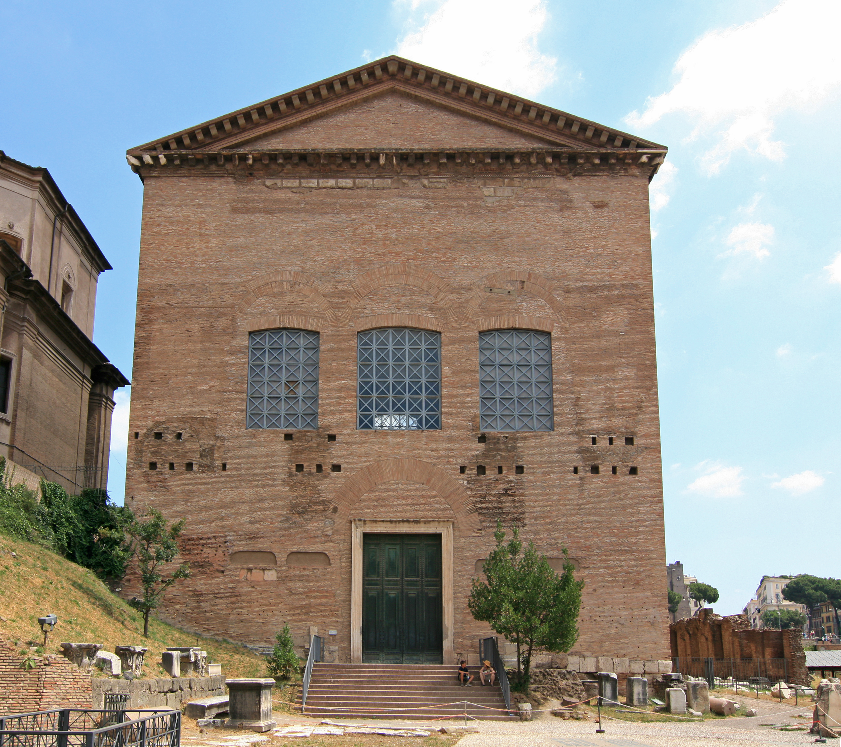 Curia_Iulia_front.jpg