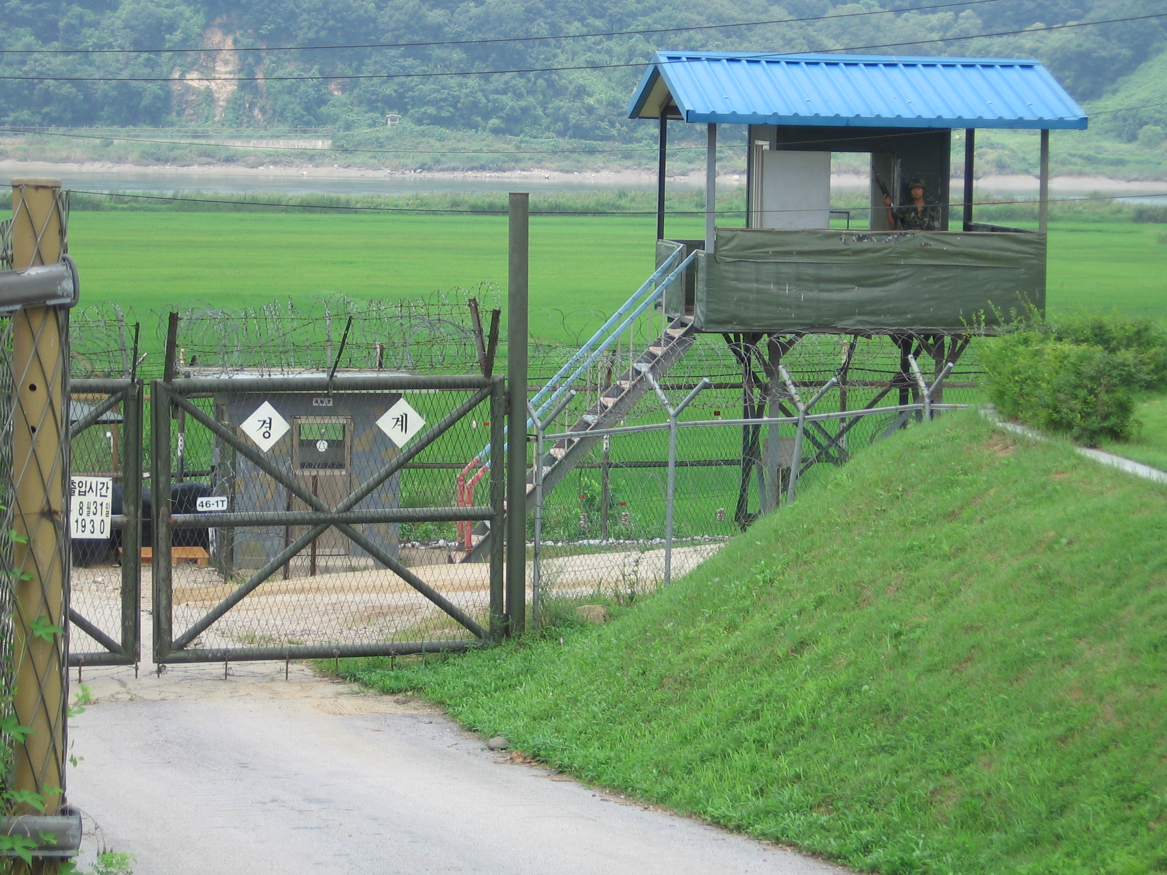 Korea_DMZ_sentry.jpg